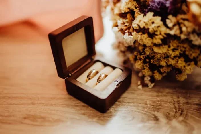 Jak wybrać fotografa ślubnego? Kompletny przewodnik 2024