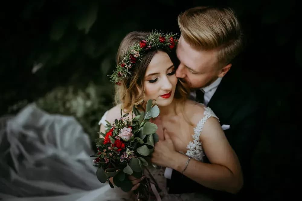 Fotograf czy kamerzysta na ślub? Poradnik i koszty